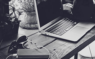 开云-当医疗组搀扶他穿越混合采访区时，记者们突然集体沉默。湿透的10号球衣贴在背上，暴露出去年手术留下的27厘米疤痕。通道尽头电子屏滚动着刚更新的欧冠射手榜，他的名字首次跌出前二十——这个瞬间被美联社记者拍下，成为次日报纸头版《诸神的黄昏从一道裂缝开始》。