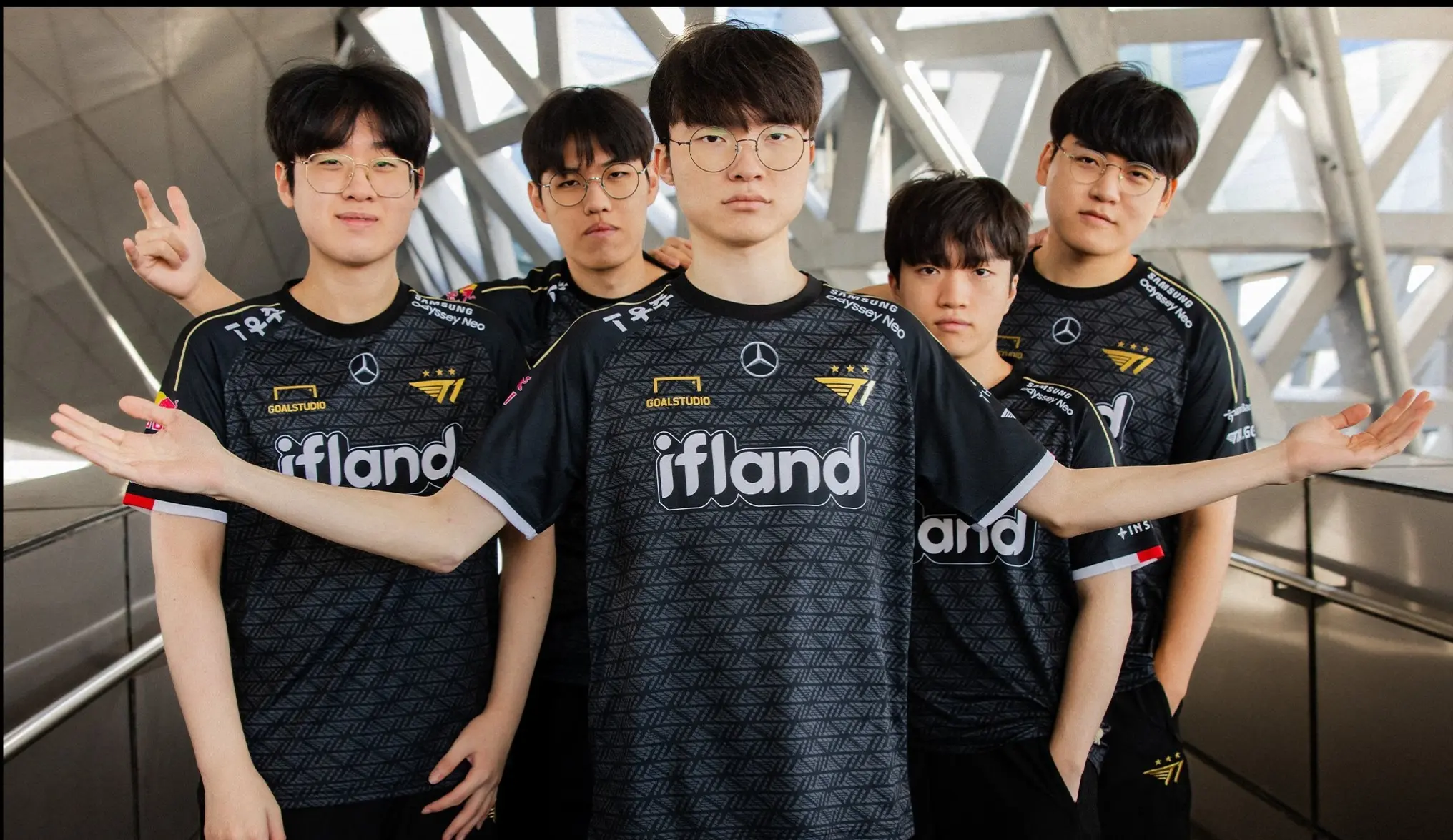 开云-JDG险胜BRO，Faker关键团战开团秒人鏖战多局2025世界赛，引爆全场热议