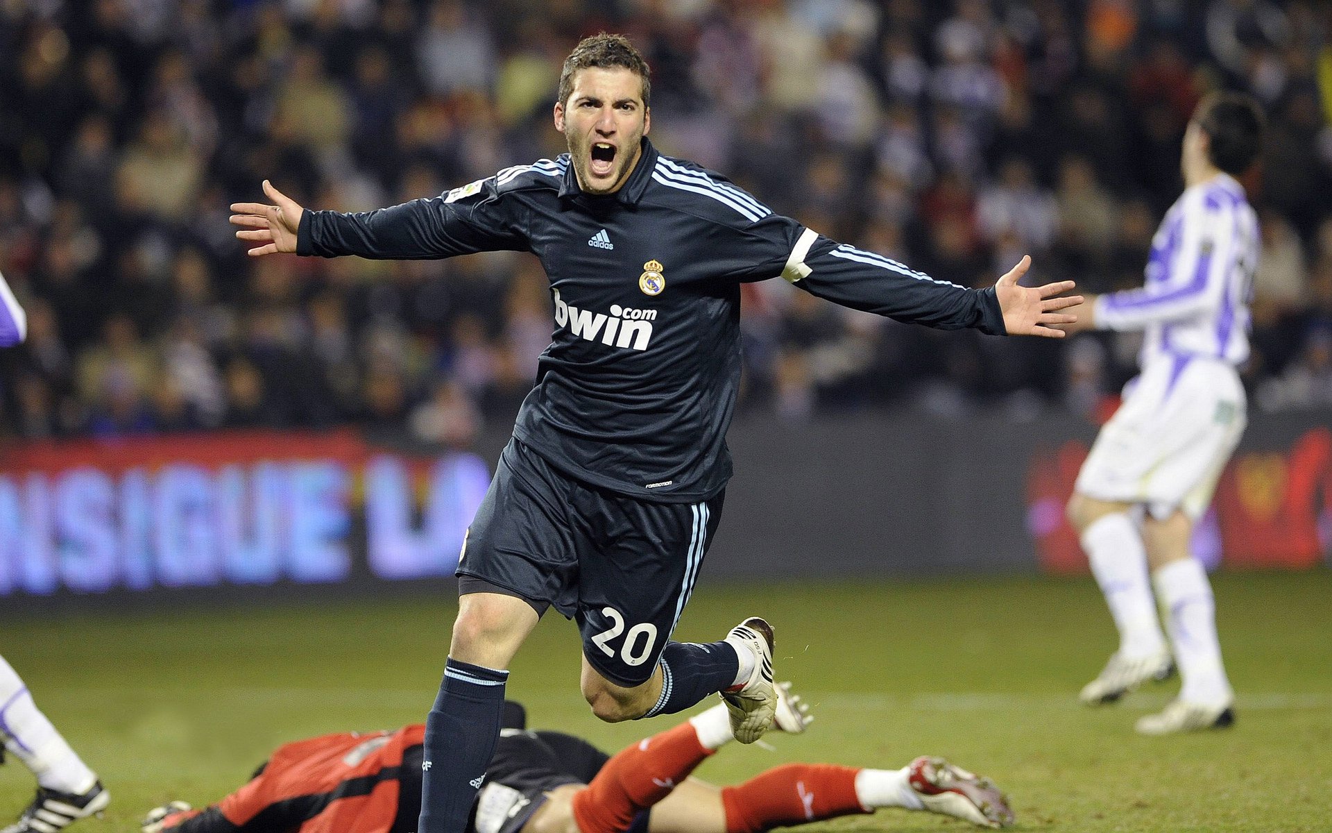 开云体育登录-美加墨世界杯首战·巨星的抉择，莱奥的三分钟，米兰的灵魂与阿根廷的救赎